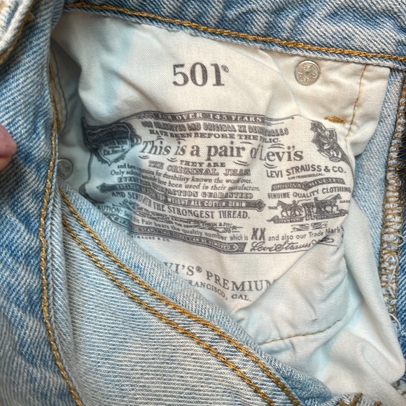 Levi’s distressed denim shorts - Picture 4 of 6